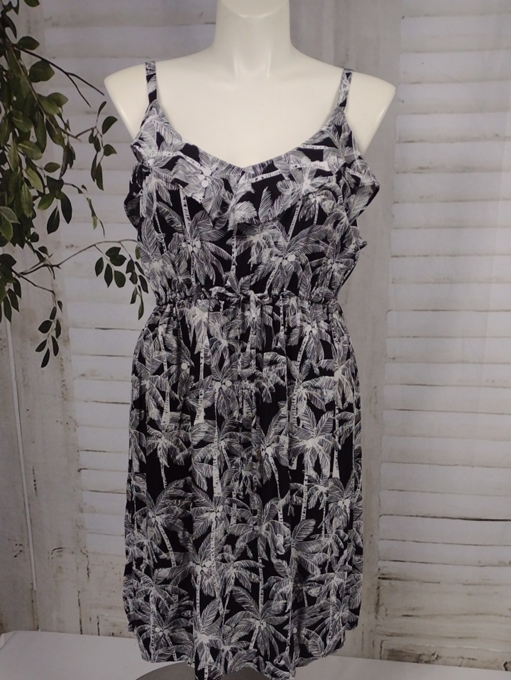 torrid Black and White Palm Leaf Dress Size 3